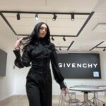 Matilda Morri Instagram - Da Givenchy ho avuto modo di vedere anche una bottiglia originale dell’Interdit. Il primo prototipo del profumo nacque nel 1957, quando Hubert de Givenchy creó la fragranza per l’attrice e amica Audrey Hepburn. Dal momento in cui l’attrice lo ricevette in regalo non se ne separó mai, e rese quella composizione fatta di contrasti il suo tratto distintivo. Un giorno, Audrey dimenticó un fazzoletto impregnato della fragranza in negozio, e il profumo cominció ad attirare l’attenzione di diverse clienti. Il profumiere chiese quindi ad Audrey il permesso di poter mettere in vendita la fragranza a lei dedicata, ma l’attrice rispose “Je vous l’interdis!”, ovvero, “te lo proibisco!”. La fragranza rimase quindi secretata per anni, acquistando ancora più fascino e mistero per il fatto di non poter essere venduta. Il profumo fu messo in vendita solo dopo la morte dell’attrice, e comunque non nella sua formulazione originale, proprio per non mancare alle promesse fatte alla Hepburn. LVMH