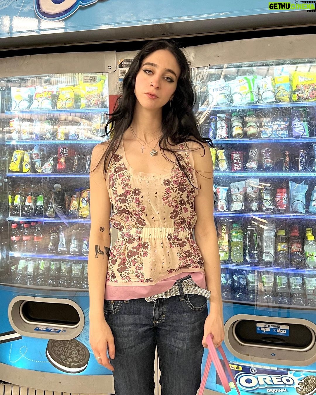 Matilda Morri Instagram - Your favorite pinky t0x1c mommy + Forever & Ever di @dior perchè è un floreale proprio da mammina clean 🎀🧼🌸 Milan, Italy