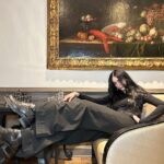 Matilda Morri Instagram - Ho passato due giorni intensi e bellissimi a Parigi grazie a @lorealgroupe e @lancomeofficial Ho assistito ad un’experience esclusiva pazzesca presso il Louvre, con tutti i brand più iconici del gruppo L’Oréal e so che il futuro della profumeria è pieno di sorprese. Ps: se andate sugli Champs-Elysées vi consiglio di visitare la boutique di Lancôme: è piena di fragranze pazzesche anche difficili da trovare (come ad esempio tutte le versioni di Trésor La Nuit, che adoro, e che avete amato anche voi 💘) Invited by @lorealgroupe @lancomeofficial Paris, France