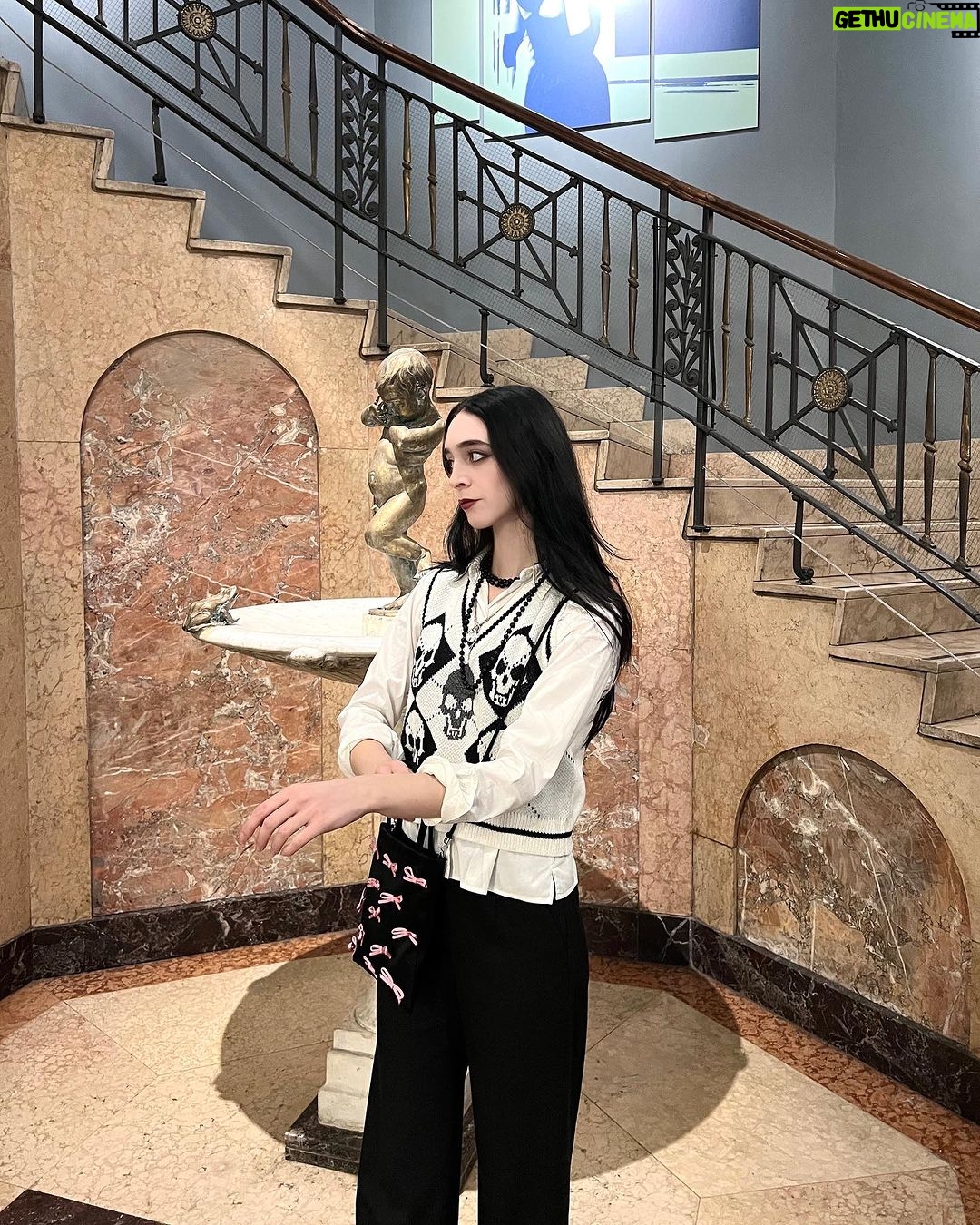 Matilda Morri Instagram - Sono andata al cinema a vedere il film su Napoleone. Ok non male come imperatore, peró io sono più cool