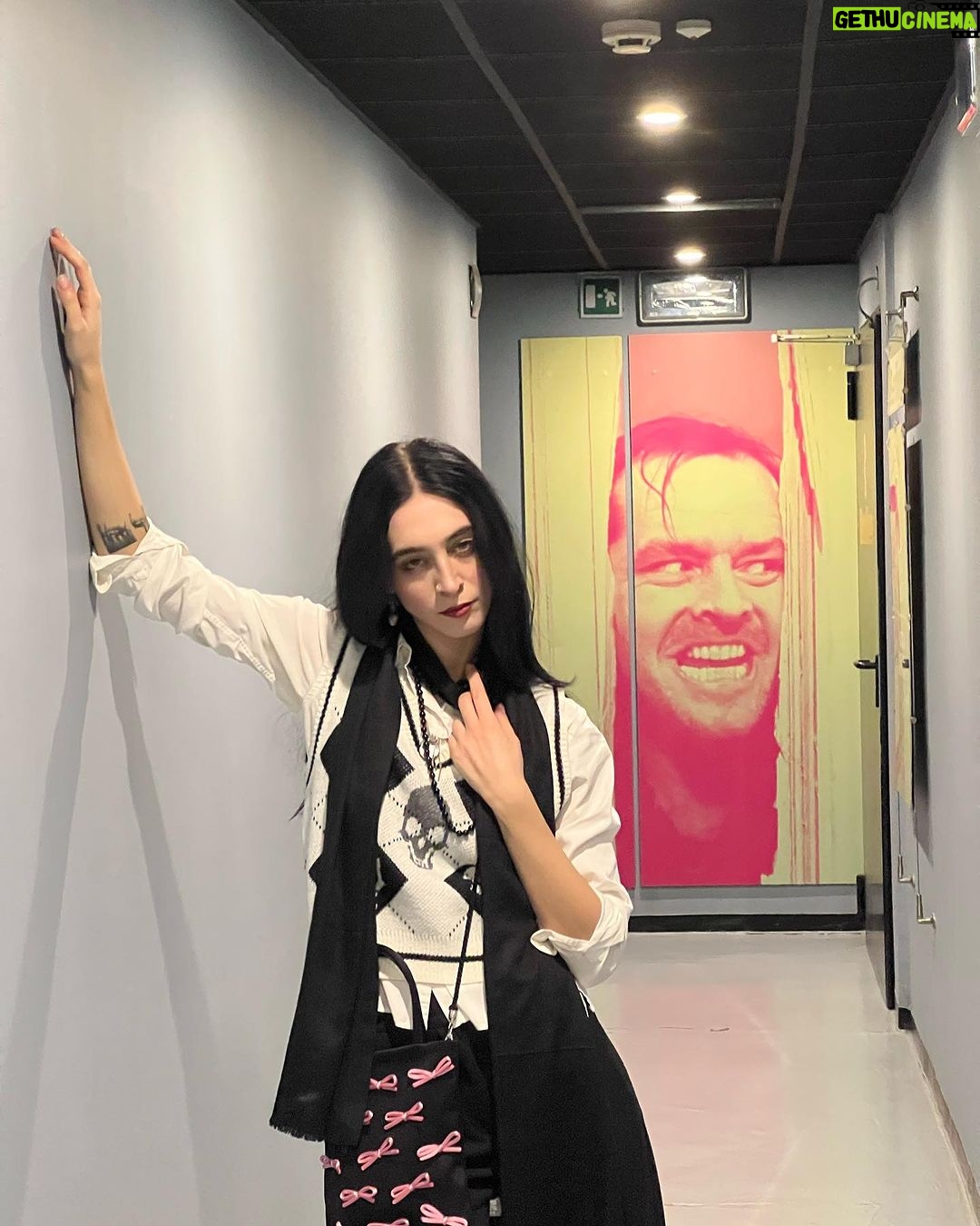 Matilda Morri Instagram - Sono andata al cinema a vedere il film su Napoleone. Ok non male come imperatore, peró io sono più cool