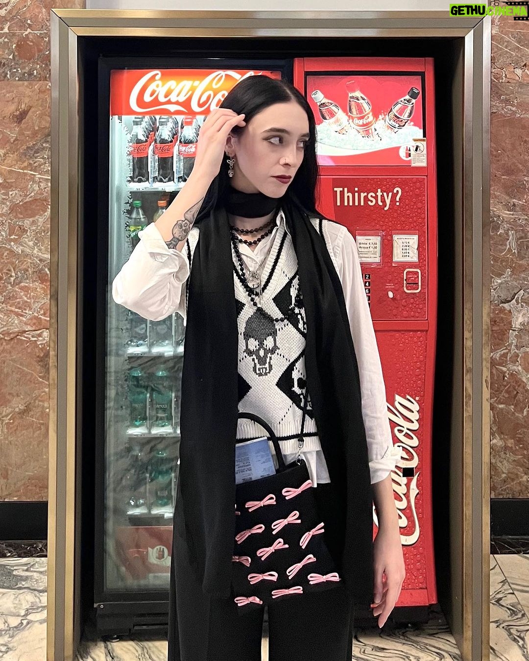 Matilda Morri Instagram - Sono andata al cinema a vedere il film su Napoleone. Ok non male come imperatore, peró io sono più cool