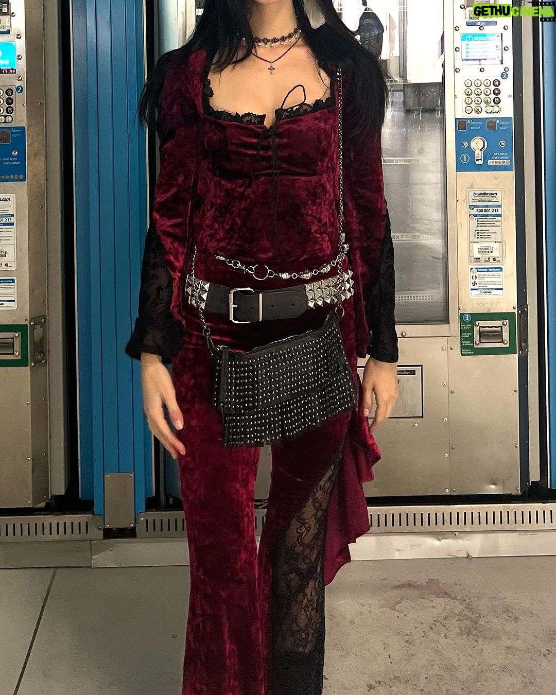 Matilda Morri Instagram - Ho passato un buon weekend tra concerto dei Lorna Shore e cose nerd a Milano Games Week, oggi è martedì e sono ancora vestita uguale