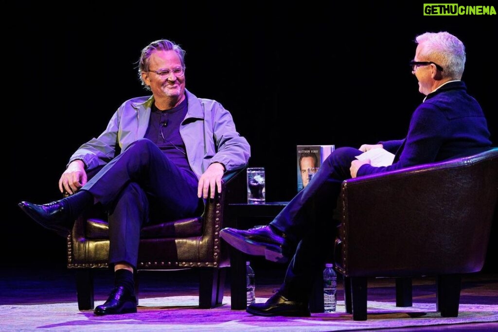 Matthew Perry Instagram - First stop on book tour! Huge thanks to all of you who showed up and a special shoutout to @mrjesscagle for joining me. This whole experience has been surreal so far and I couldn’t have done it without you. #friendsloversbook Town Hall NYC