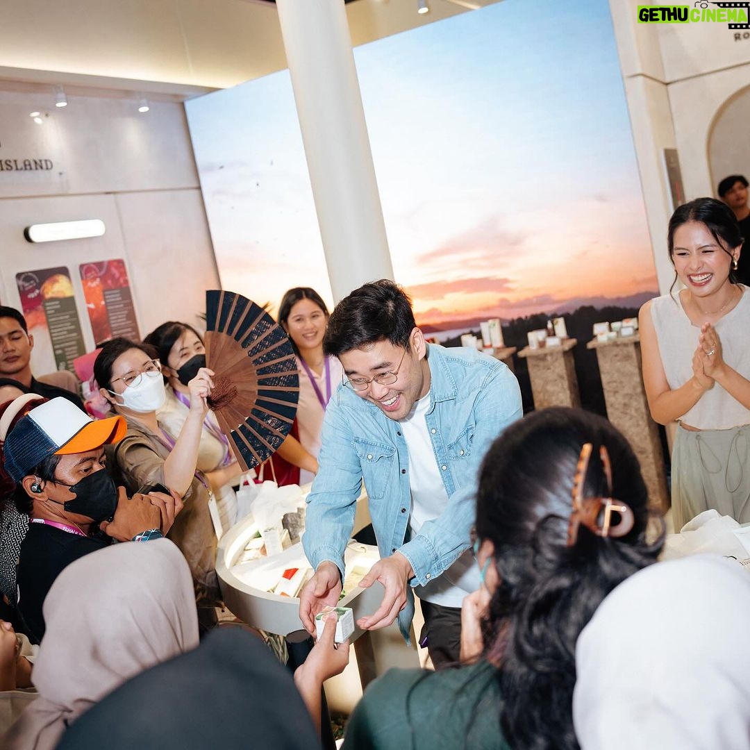 Maudy Ayunda Instagram - @fromthisisland’s first JxB!! 🥹 What an experience. Thank youu to everyone who came and showed our brand so much love. Seneng banget kemarin bisa ketemu temen2 dan dengerin experience kalian sama produk2 kesayangan aku ini. Can’t wait to share more with you next year. Tungguin yaa 💕