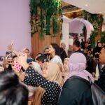 Maudy Ayunda Instagram - Keseruan di Makassar beberapa waktu kemarin. 💕 Seneng bgt bisa cerita-cerita lebih banyak tentang @fromthisisland dan temen2 bisa nyobain produknya secara langsung juga. 🥹 Btw, hari ini hari terakhir kalian bisa cobain the Power Glow Set secara langsung di Lazada 12.12 Pop Up Festival orr you can also get it online di aplikasi @lazada_id. 🫰