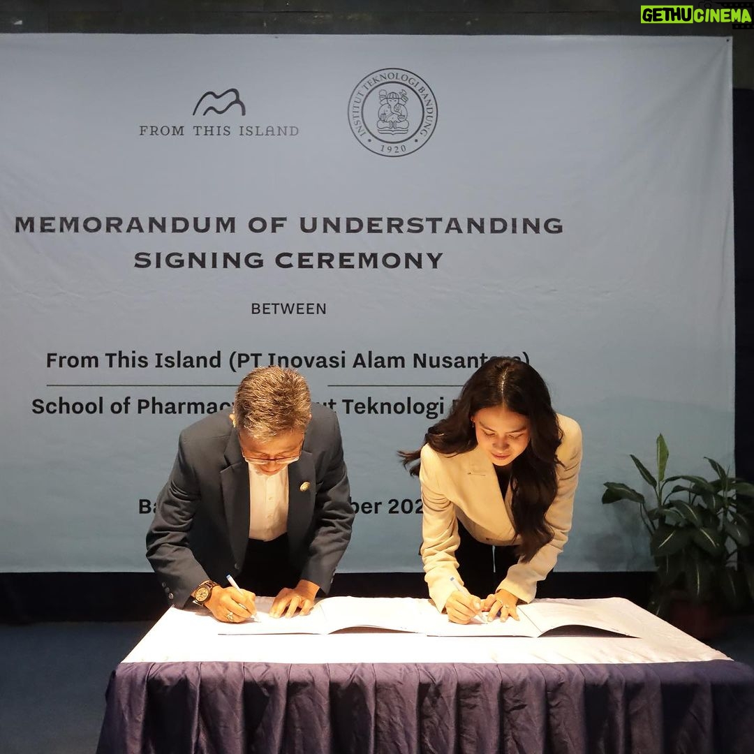 Maudy Ayunda Instagram - Another milestone for @fromthisisland - grounded in collaboration, academia, and passion for Indonesia. Selasa, 14 November 2023: penandatangan Memorandum of Understanding (MOU) atau kerjasama antara From This Island (PT Inovasi Alam Nusantara) dan Sekolah Farmasi ITB @farmasiitb. Terimakasih yang sebesar-sebesarnya kepada Dekan Sekolah Farmasi Prof. I Ketut Adnyana Ph.D beserta jajarannya dan para dosen yang sudah menyambut baik proposal sejak awal diskusi dan menghadiri momen spesial tersebut. Kerjasama ini mendukung latar belakang didirikannya From This Island, yaitu keinginan kami untuk memfaatkan kekayaan alam nusantara Indonesia dalam penggunaan dan produksi kosmetik. Riset, sains dan teknologi merupakan fondasi dari misi brand kami, dan kami percaya Sekolah Farmasi ITB merupakan partner yang tepat dalam upaya membangun program riset dan pengembangan ekstrak lokal yang lebih mendalam lagi. Semoga gotong royong ini bisa membuahkan hasil dan inovasi yang baik, sekaligus mengharumkan nama Indonesia dan kepulauannya. Btw seneng banget karena aku dan FTI sempat ngobrol-ngobrol dengan mahasiswa dan mengisi Kuliah Tamu, mengangkat topik: “Challenges in Using Natural Ingredient Development for Cosmetic Application” + jalan-jalan tour laboratorium. Dan kenapa yaa kayanya aku emang hobi banget ke kampus, kampusnya super rimbun, intimate, dan pewe sekaliih @itb1920 💕