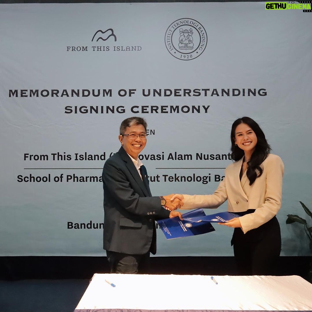 Maudy Ayunda Instagram - Another milestone for @fromthisisland - grounded in collaboration, academia, and passion for Indonesia. Selasa, 14 November 2023: penandatangan Memorandum of Understanding (MOU) atau kerjasama antara From This Island (PT Inovasi Alam Nusantara) dan Sekolah Farmasi ITB @farmasiitb. Terimakasih yang sebesar-sebesarnya kepada Dekan Sekolah Farmasi Prof. I Ketut Adnyana Ph.D beserta jajarannya dan para dosen yang sudah menyambut baik proposal sejak awal diskusi dan menghadiri momen spesial tersebut. Kerjasama ini mendukung latar belakang didirikannya From This Island, yaitu keinginan kami untuk memfaatkan kekayaan alam nusantara Indonesia dalam penggunaan dan produksi kosmetik. Riset, sains dan teknologi merupakan fondasi dari misi brand kami, dan kami percaya Sekolah Farmasi ITB merupakan partner yang tepat dalam upaya membangun program riset dan pengembangan ekstrak lokal yang lebih mendalam lagi. Semoga gotong royong ini bisa membuahkan hasil dan inovasi yang baik, sekaligus mengharumkan nama Indonesia dan kepulauannya. Btw seneng banget karena aku dan FTI sempat ngobrol-ngobrol dengan mahasiswa dan mengisi Kuliah Tamu, mengangkat topik: “Challenges in Using Natural Ingredient Development for Cosmetic Application” + jalan-jalan tour laboratorium. Dan kenapa yaa kayanya aku emang hobi banget ke kampus, kampusnya super rimbun, intimate, dan pewe sekaliih @itb1920 💕