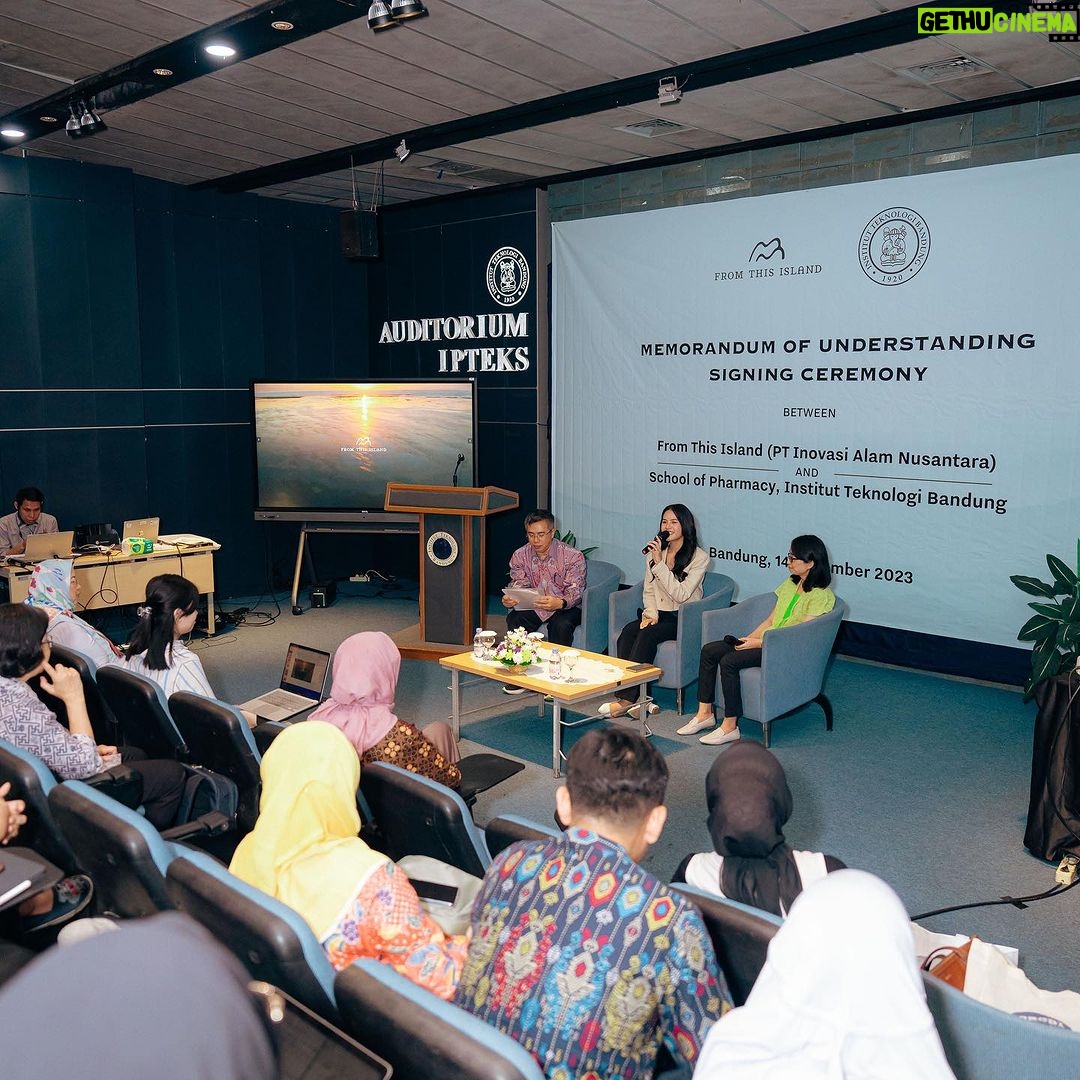 Maudy Ayunda Instagram - Another milestone for @fromthisisland - grounded in collaboration, academia, and passion for Indonesia. Selasa, 14 November 2023: penandatangan Memorandum of Understanding (MOU) atau kerjasama antara From This Island (PT Inovasi Alam Nusantara) dan Sekolah Farmasi ITB @farmasiitb. Terimakasih yang sebesar-sebesarnya kepada Dekan Sekolah Farmasi Prof. I Ketut Adnyana Ph.D beserta jajarannya dan para dosen yang sudah menyambut baik proposal sejak awal diskusi dan menghadiri momen spesial tersebut. Kerjasama ini mendukung latar belakang didirikannya From This Island, yaitu keinginan kami untuk memfaatkan kekayaan alam nusantara Indonesia dalam penggunaan dan produksi kosmetik. Riset, sains dan teknologi merupakan fondasi dari misi brand kami, dan kami percaya Sekolah Farmasi ITB merupakan partner yang tepat dalam upaya membangun program riset dan pengembangan ekstrak lokal yang lebih mendalam lagi. Semoga gotong royong ini bisa membuahkan hasil dan inovasi yang baik, sekaligus mengharumkan nama Indonesia dan kepulauannya. Btw seneng banget karena aku dan FTI sempat ngobrol-ngobrol dengan mahasiswa dan mengisi Kuliah Tamu, mengangkat topik: “Challenges in Using Natural Ingredient Development for Cosmetic Application” + jalan-jalan tour laboratorium. Dan kenapa yaa kayanya aku emang hobi banget ke kampus, kampusnya super rimbun, intimate, dan pewe sekaliih @itb1920 💕