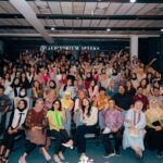 Maudy Ayunda Instagram - Another milestone for @fromthisisland - grounded in collaboration, academia, and passion for Indonesia. Selasa, 14 November 2023: penandatangan Memorandum of Understanding (MOU) atau kerjasama antara From This Island (PT Inovasi Alam Nusantara) dan Sekolah Farmasi ITB @farmasiitb. Terimakasih yang sebesar-sebesarnya kepada Dekan Sekolah Farmasi Prof. I Ketut Adnyana Ph.D beserta jajarannya dan para dosen yang sudah menyambut baik proposal sejak awal diskusi dan menghadiri momen spesial tersebut. Kerjasama ini mendukung latar belakang didirikannya From This Island, yaitu keinginan kami untuk memfaatkan kekayaan alam nusantara Indonesia dalam penggunaan dan produksi kosmetik. Riset, sains dan teknologi merupakan fondasi dari misi brand kami, dan kami percaya Sekolah Farmasi ITB merupakan partner yang tepat dalam upaya membangun program riset dan pengembangan ekstrak lokal yang lebih mendalam lagi. Semoga gotong royong ini bisa membuahkan hasil dan inovasi yang baik, sekaligus mengharumkan nama Indonesia dan kepulauannya. Btw seneng banget karena aku dan FTI sempat ngobrol-ngobrol dengan mahasiswa dan mengisi Kuliah Tamu, mengangkat topik: “Challenges in Using Natural Ingredient Development for Cosmetic Application” + jalan-jalan tour laboratorium. Dan kenapa yaa kayanya aku emang hobi banget ke kampus, kampusnya super rimbun, intimate, dan pewe sekaliih @itb1920 💕