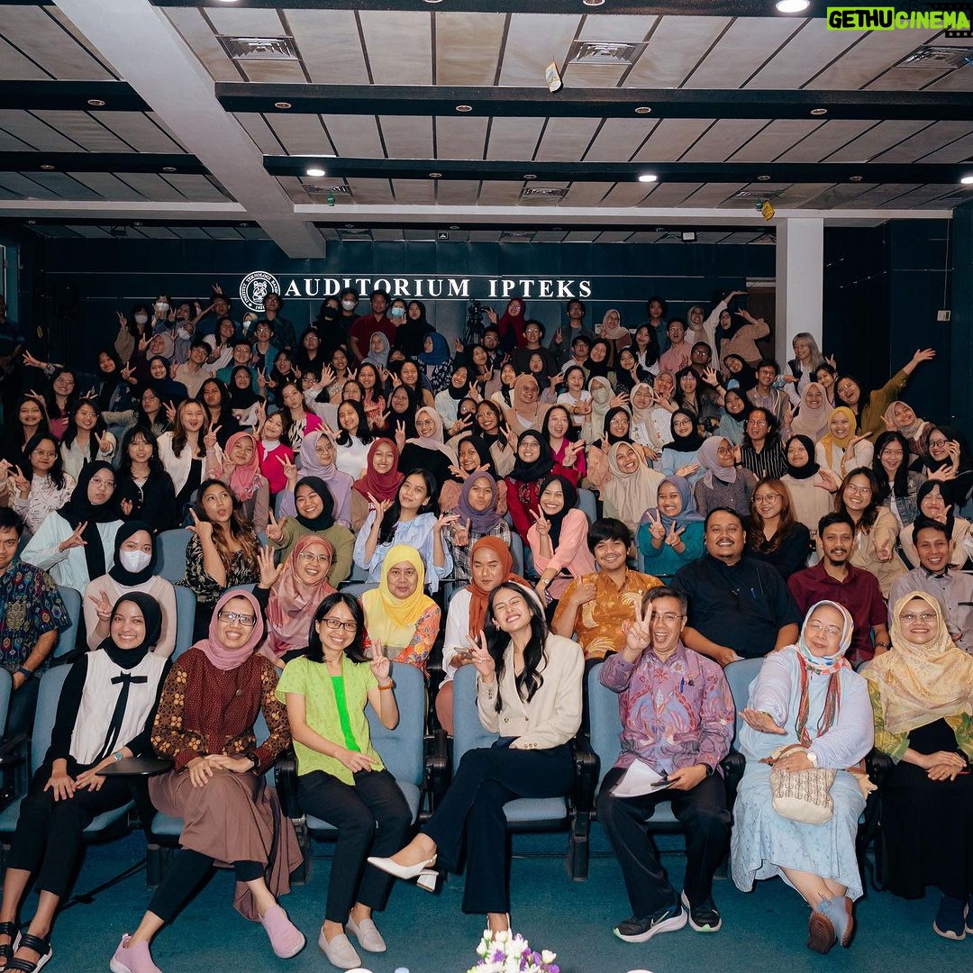 Maudy Ayunda Instagram - Another milestone for @fromthisisland - grounded in collaboration, academia, and passion for Indonesia. Selasa, 14 November 2023: penandatangan Memorandum of Understanding (MOU) atau kerjasama antara From This Island (PT Inovasi Alam Nusantara) dan Sekolah Farmasi ITB @farmasiitb. Terimakasih yang sebesar-sebesarnya kepada Dekan Sekolah Farmasi Prof. I Ketut Adnyana Ph.D beserta jajarannya dan para dosen yang sudah menyambut baik proposal sejak awal diskusi dan menghadiri momen spesial tersebut. Kerjasama ini mendukung latar belakang didirikannya From This Island, yaitu keinginan kami untuk memfaatkan kekayaan alam nusantara Indonesia dalam penggunaan dan produksi kosmetik. Riset, sains dan teknologi merupakan fondasi dari misi brand kami, dan kami percaya Sekolah Farmasi ITB merupakan partner yang tepat dalam upaya membangun program riset dan pengembangan ekstrak lokal yang lebih mendalam lagi. Semoga gotong royong ini bisa membuahkan hasil dan inovasi yang baik, sekaligus mengharumkan nama Indonesia dan kepulauannya. Btw seneng banget karena aku dan FTI sempat ngobrol-ngobrol dengan mahasiswa dan mengisi Kuliah Tamu, mengangkat topik: “Challenges in Using Natural Ingredient Development for Cosmetic Application” + jalan-jalan tour laboratorium. Dan kenapa yaa kayanya aku emang hobi banget ke kampus, kampusnya super rimbun, intimate, dan pewe sekaliih @itb1920 💕