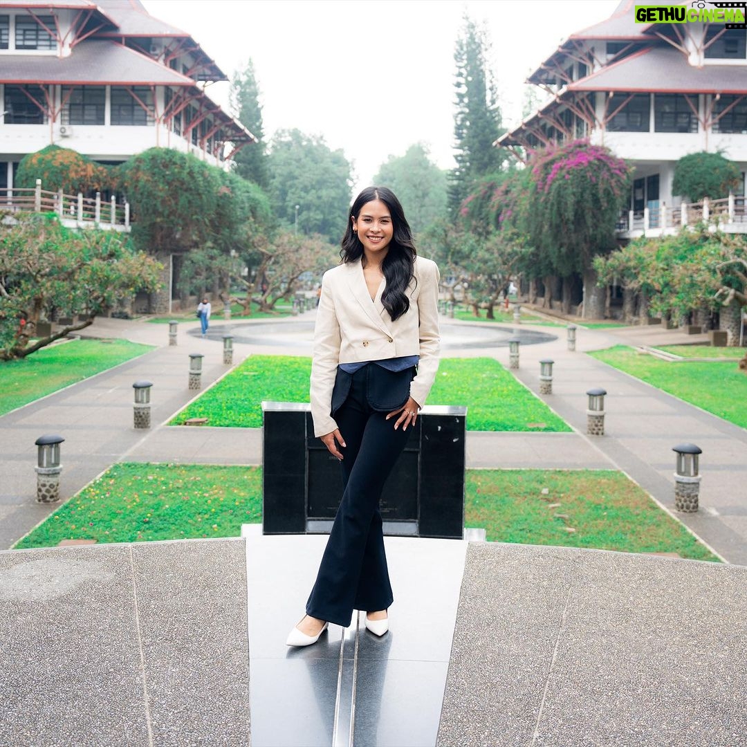 Maudy Ayunda Instagram - Another milestone for @fromthisisland - grounded in collaboration, academia, and passion for Indonesia. Selasa, 14 November 2023: penandatangan Memorandum of Understanding (MOU) atau kerjasama antara From This Island (PT Inovasi Alam Nusantara) dan Sekolah Farmasi ITB @farmasiitb. Terimakasih yang sebesar-sebesarnya kepada Dekan Sekolah Farmasi Prof. I Ketut Adnyana Ph.D beserta jajarannya dan para dosen yang sudah menyambut baik proposal sejak awal diskusi dan menghadiri momen spesial tersebut. Kerjasama ini mendukung latar belakang didirikannya From This Island, yaitu keinginan kami untuk memfaatkan kekayaan alam nusantara Indonesia dalam penggunaan dan produksi kosmetik. Riset, sains dan teknologi merupakan fondasi dari misi brand kami, dan kami percaya Sekolah Farmasi ITB merupakan partner yang tepat dalam upaya membangun program riset dan pengembangan ekstrak lokal yang lebih mendalam lagi. Semoga gotong royong ini bisa membuahkan hasil dan inovasi yang baik, sekaligus mengharumkan nama Indonesia dan kepulauannya. Btw seneng banget karena aku dan FTI sempat ngobrol-ngobrol dengan mahasiswa dan mengisi Kuliah Tamu, mengangkat topik: “Challenges in Using Natural Ingredient Development for Cosmetic Application” + jalan-jalan tour laboratorium. Dan kenapa yaa kayanya aku emang hobi banget ke kampus, kampusnya super rimbun, intimate, dan pewe sekaliih @itb1920 💕