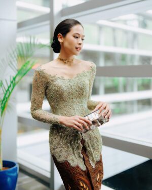 Maudy Ayunda Instagram - Bridesmaiding two weeks in a row. This time for tashyyy 

Wearing this intricate piece of art by @studioboh, thank you for the craftsmanship 🥹