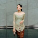Maudy Ayunda Instagram - Bridesmaiding two weeks in a row. This time for tashyyy Wearing this intricate piece of art by @studioboh, thank you for the craftsmanship 🥹