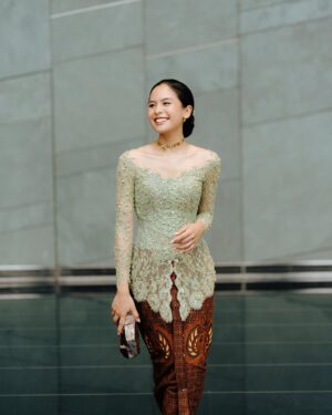 Maudy Ayunda Instagram - Bridesmaiding two weeks in a row. This time for tashyyy 

Wearing this intricate piece of art by @studioboh, thank you for the craftsmanship 🥹