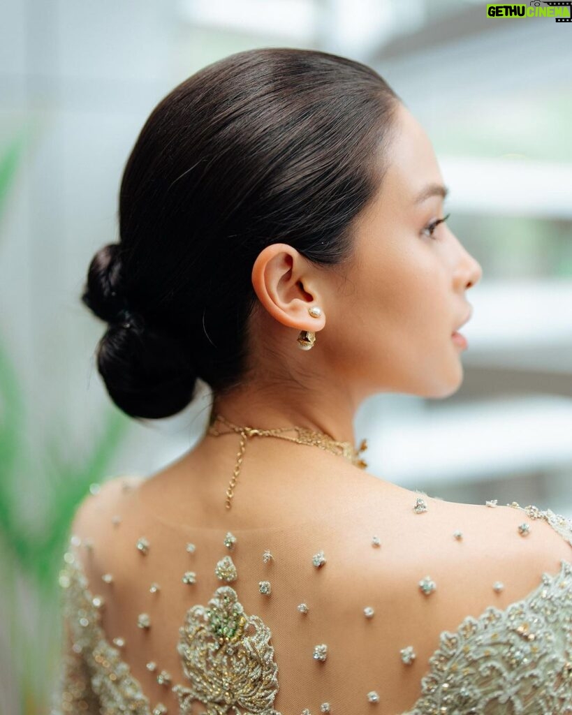 Maudy Ayunda Instagram - Bridesmaiding two weeks in a row. This time for tashyyy Wearing this intricate piece of art by @studioboh, thank you for the craftsmanship 🥹