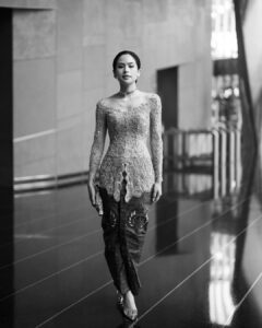 Maudy Ayunda Instagram - Bridesmaiding two weeks in a row. This time for tashyyy Wearing this intricate piece of art by @studioboh, thank you for the craftsmanship 🥹