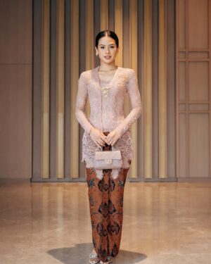 Maudy Ayunda Instagram - Bridesmaid season. 

Wore a custom kebaya by @askyfebrianti. Really loved how it turned out, thank youuuu 💕