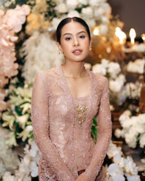 Maudy Ayunda Instagram - Bridesmaid season. 

Wore a custom kebaya by @askyfebrianti. Really loved how it turned out, thank youuuu 💕