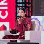 Maudy Ayunda Instagram - Last week’s fun conversations at @cimb_niaga Kejar Mimpi Action Nation! ❤️ Aku sering bgt denger salah satu kekhawatiran anak muda sekarang itu tentang mencari passion. Kemarin aku cerita, menurutku passion itu bukan sesuatu yg lagi “ngumpet” dan harus ditemuin. Tp lebih ke sesuatu yang perlu kita bangun dan prosesnya membutuhkan waktu dan kesabaran. The most important thing is to find the balance between exploring and sticking to those things to see where they may lead you. :)