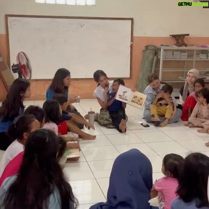 Maudy Ayunda Instagram - Berkunjung ke Sekolah Jingga untuk membacakan buku cerita Kina ke audience yang menggemaskan. Momen yang sederhana tapi penuh warna, dengan adik2 yang percaya diri dan penuh semangat. Di post ini aku mau angkat topi buat temen-temen dari inisiatif community development BEM Fisip UI, Tarida dan teman-teman yang meluangkan beberapa jam di setiap hari minggu untuk mengajar dan bermain dengan anak-anak di Sekolah Jingga, yang mungkin membutuhkan support lebih dengan keterbatasan yg ada. π