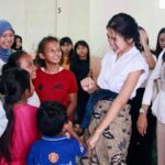 Maudy Ayunda Instagram - Berkunjung ke Sekolah Jingga untuk membacakan buku cerita Kina ke audience yang menggemaskan. Momen yang sederhana tapi penuh warna, dengan adik2 yang percaya diri dan penuh semangat. Di post ini aku mau angkat topi buat temen-temen dari inisiatif community development BEM Fisip UI, Tarida dan teman-teman yang meluangkan beberapa jam di setiap hari minggu untuk mengajar dan bermain dengan anak-anak di Sekolah Jingga, yang mungkin membutuhkan support lebih dengan keterbatasan yg ada. 💕