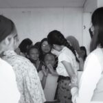 Maudy Ayunda Instagram - Berkunjung ke Sekolah Jingga untuk membacakan buku cerita Kina ke audience yang menggemaskan. Momen yang sederhana tapi penuh warna, dengan adik2 yang percaya diri dan penuh semangat. Di post ini aku mau angkat topi buat temen-temen dari inisiatif community development BEM Fisip UI, Tarida dan teman-teman yang meluangkan beberapa jam di setiap hari minggu untuk mengajar dan bermain dengan anak-anak di Sekolah Jingga, yang mungkin membutuhkan support lebih dengan keterbatasan yg ada. 💕