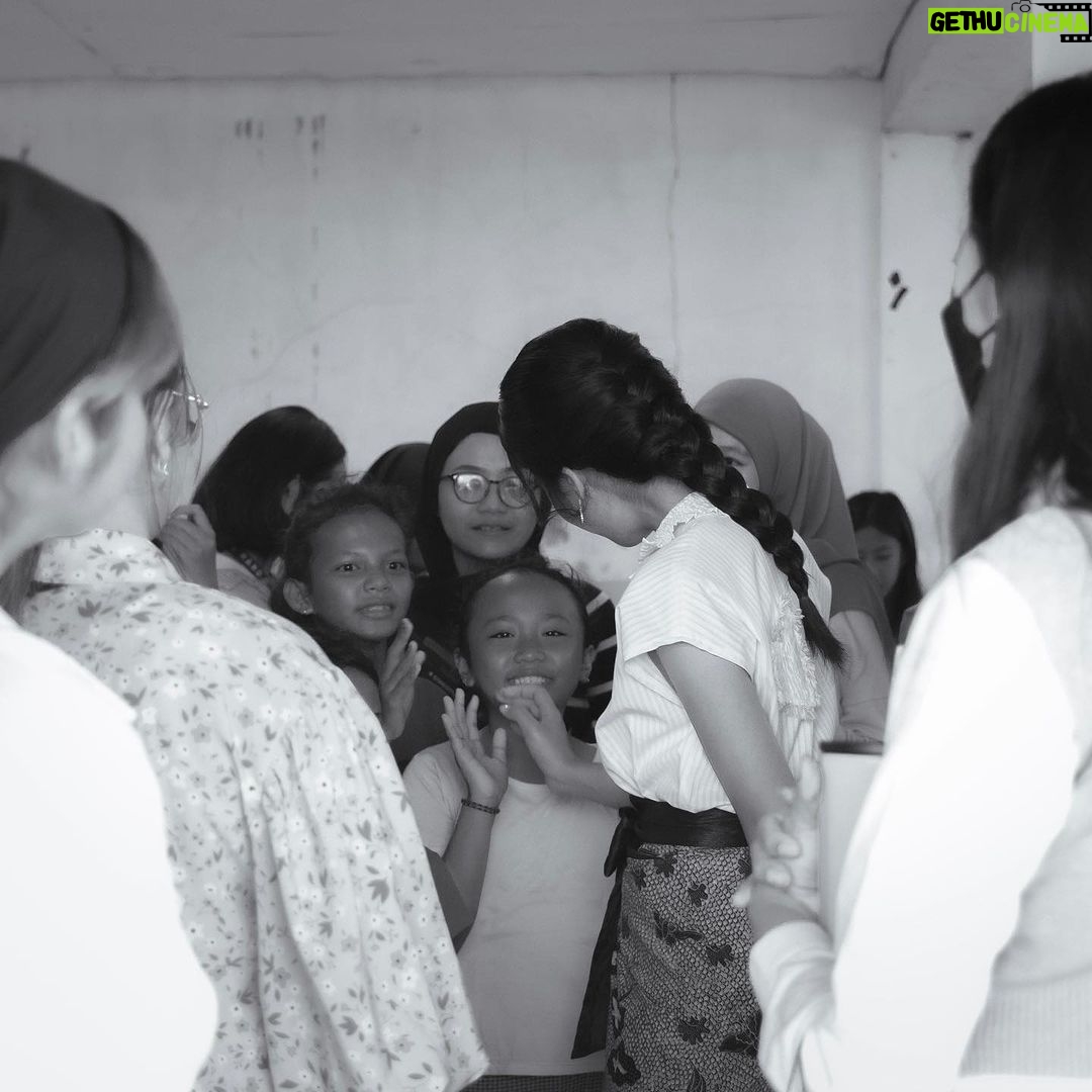 Maudy Ayunda Instagram - Berkunjung ke Sekolah Jingga untuk membacakan buku cerita Kina ke audience yang menggemaskan. Momen yang sederhana tapi penuh warna, dengan adik2 yang percaya diri dan penuh semangat. Di post ini aku mau angkat topi buat temen-temen dari inisiatif community development BEM Fisip UI, Tarida dan teman-teman yang meluangkan beberapa jam di setiap hari minggu untuk mengajar dan bermain dengan anak-anak di Sekolah Jingga, yang mungkin membutuhkan support lebih dengan keterbatasan yg ada. π