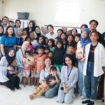 Maudy Ayunda Instagram - Berkunjung ke Sekolah Jingga untuk membacakan buku cerita Kina ke audience yang menggemaskan. Momen yang sederhana tapi penuh warna, dengan adik2 yang percaya diri dan penuh semangat. Di post ini aku mau angkat topi buat temen-temen dari inisiatif community development BEM Fisip UI, Tarida dan teman-teman yang meluangkan beberapa jam di setiap hari minggu untuk mengajar dan bermain dengan anak-anak di Sekolah Jingga, yang mungkin membutuhkan support lebih dengan keterbatasan yg ada. 💕