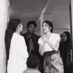 Maudy Ayunda Instagram - Berkunjung ke Sekolah Jingga untuk membacakan buku cerita Kina ke audience yang menggemaskan. Momen yang sederhana tapi penuh warna, dengan adik2 yang percaya diri dan penuh semangat. Di post ini aku mau angkat topi buat temen-temen dari inisiatif community development BEM Fisip UI, Tarida dan teman-teman yang meluangkan beberapa jam di setiap hari minggu untuk mengajar dan bermain dengan anak-anak di Sekolah Jingga, yang mungkin membutuhkan support lebih dengan keterbatasan yg ada. 💕