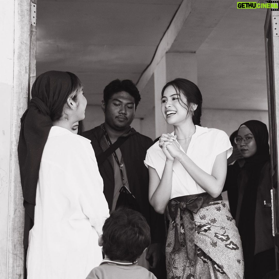 Maudy Ayunda Instagram - Berkunjung ke Sekolah Jingga untuk membacakan buku cerita Kina ke audience yang menggemaskan. Momen yang sederhana tapi penuh warna, dengan adik2 yang percaya diri dan penuh semangat. Di post ini aku mau angkat topi buat temen-temen dari inisiatif community development BEM Fisip UI, Tarida dan teman-teman yang meluangkan beberapa jam di setiap hari minggu untuk mengajar dan bermain dengan anak-anak di Sekolah Jingga, yang mungkin membutuhkan support lebih dengan keterbatasan yg ada. π