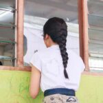 Maudy Ayunda Instagram - Berkunjung ke Sekolah Jingga untuk membacakan buku cerita Kina ke audience yang menggemaskan. Momen yang sederhana tapi penuh warna, dengan adik2 yang percaya diri dan penuh semangat. Di post ini aku mau angkat topi buat temen-temen dari inisiatif community development BEM Fisip UI, Tarida dan teman-teman yang meluangkan beberapa jam di setiap hari minggu untuk mengajar dan bermain dengan anak-anak di Sekolah Jingga, yang mungkin membutuhkan support lebih dengan keterbatasan yg ada. 💕