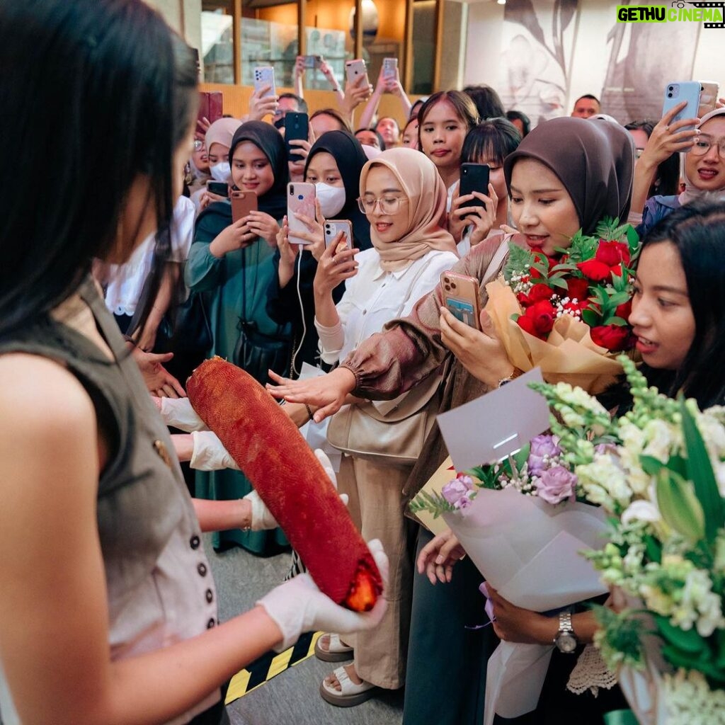 Maudy Ayunda Instagram - Thinking back to exactly one week ago, the day we introduced @fromthisisland to the world. So appreciative of those who came and celebrated with us, and for those who have sent us glowing reviews + constructive feedback since then. Terima kasih 🥹 So proud of the FTI team. So grateful for my amazing partner @patdavina. So excited for what’s in store for us. Energized by the mission of bringing the Indonesian skincare story to the world, and for the learnings we will inevitably gain throughout the journey. This is just the beginning 💕