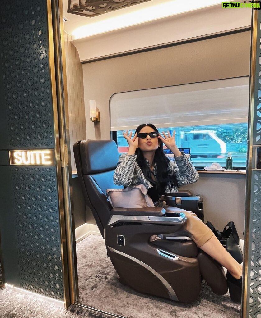 Maudy Ayunda Instagram - Day trip with @kai121_‘s new suite class compartment! Really enjoyed my own private cubicle with such comfortable seats and the great services from the lovely staff. Makes work trips less tiring. 💕