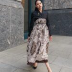 Maudy Ayunda Instagram - Right before the ASEAN Business Awards where I had the honor to be contribute as a judge for the youth ASEAN under 40 category. Wearing this amazing contemporary take on Indonesian Batik. Serving hanbok-batik vibes. 🖤 @wilsenwillimofficial @imeldaimew