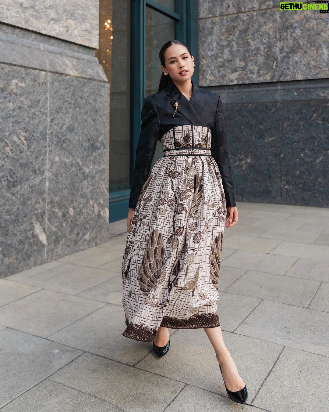 Maudy Ayunda Instagram - Right before the ASEAN Business Awards where I had the honor to be contribute as a judge for the youth ASEAN under 40 category. Wearing this amazing contemporary take on Indonesian Batik. Serving hanbok-batik vibes. 🖤 @wilsenwillimofficial @imeldaimew