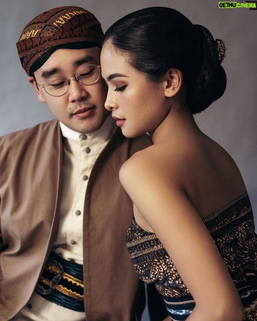 Maudy Ayunda Instagram - Roots. 🇮🇩 Behind every human being, there are stories, narratives, and traditions from generations past. We may not be conscious of it, but we carry them everyday. I find it beautiful and intriguing. Today, I wear my heritage (and the history and stories that come with it!) proudly, so that they live on through me. Kudos to J for leaning in to this Javanese pre-wedding photoshoot a year ago. 🤣 Dirgahayu Indonesiaku ❤️