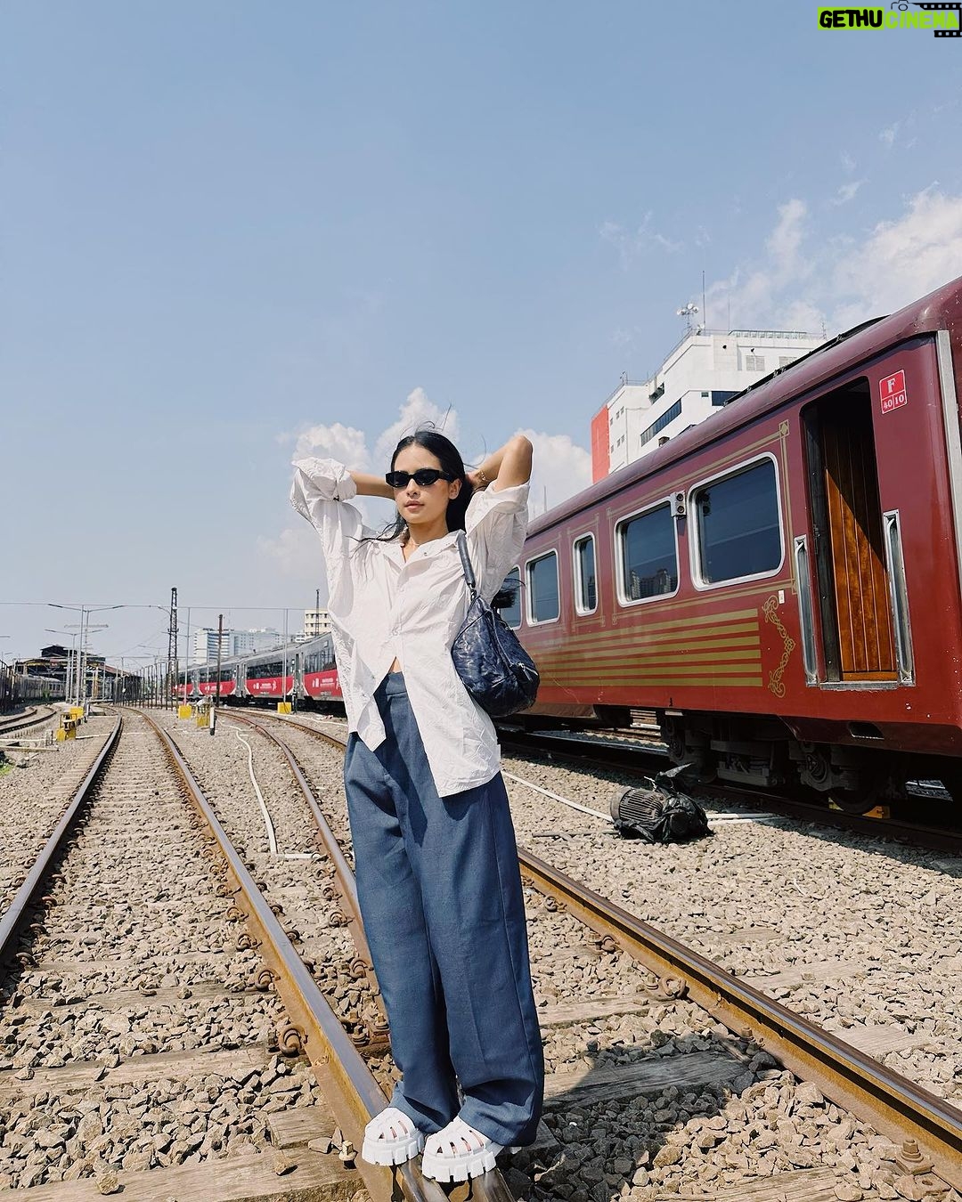 Maudy Ayunda Instagram - Kereta arah kota~