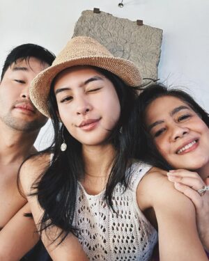 Maudy Ayunda Instagram - Hi, favorite people. 💕 #throwback