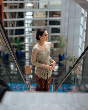 Maudy Ayunda Instagram - Bridesmaiding two weeks in a row. This time for tashyyy 

Wearing this intricate piece of art by @studioboh, thank you for the craftsmanship 🥹