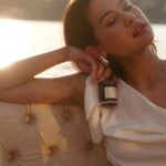 Maudy Ayunda Instagram – Hints of Como lingering on my skin. What beautiful, powerful solitude. 

Onirique. @alchemist.fragrance Lake Como, Italy