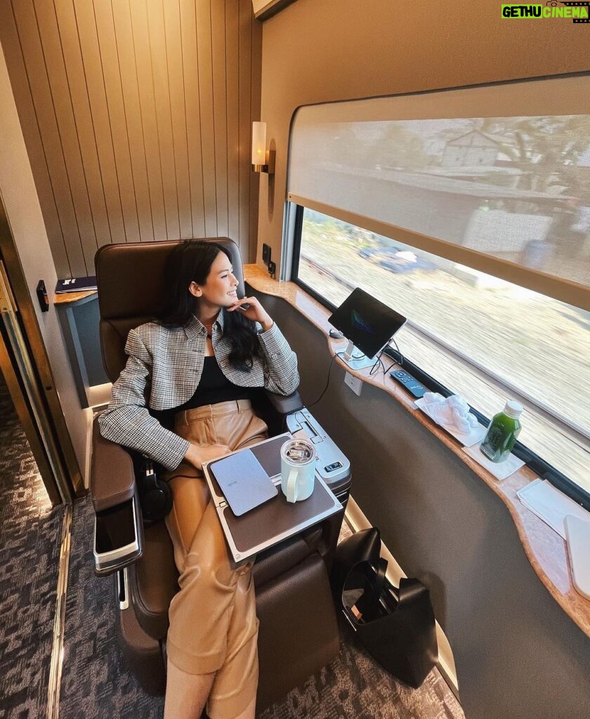 Maudy Ayunda Instagram - Day trip with @kai121_‘s new suite class compartment! Really enjoyed my own private cubicle with such comfortable seats and the great services from the lovely staff. Makes work trips less tiring. 💕