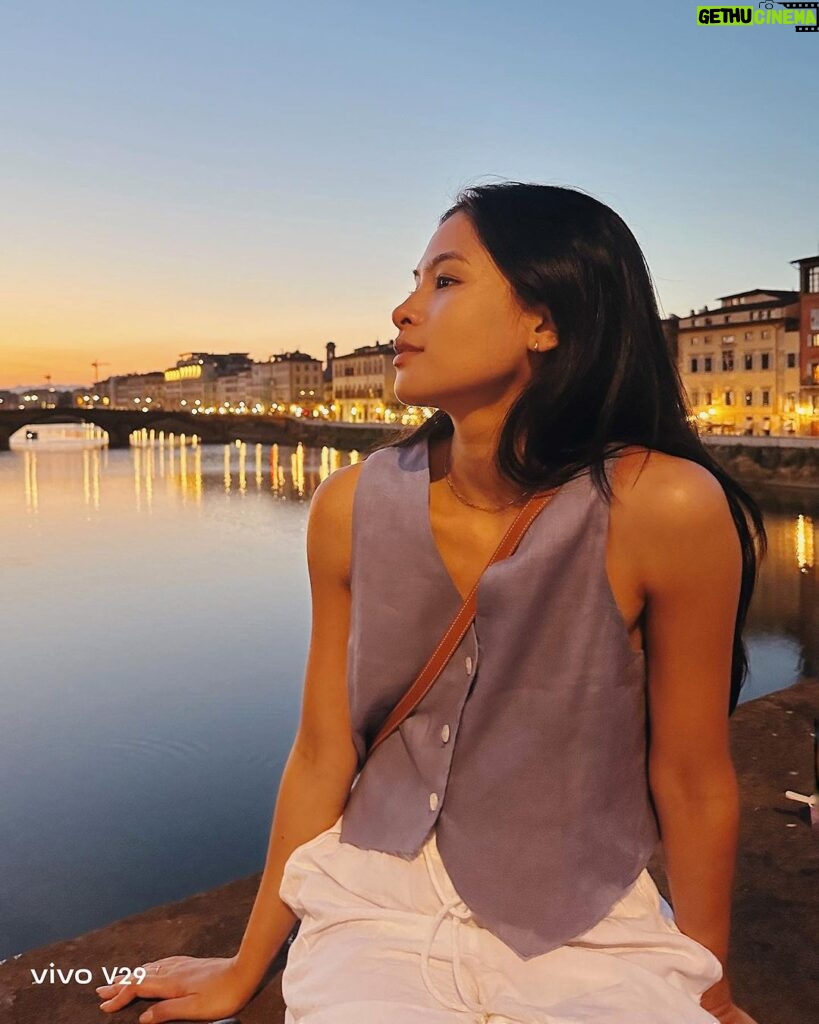 Maudy Ayunda Instagram - Florence at night. Oh so romantic. 🥹 Captured on my new #vivoV29Series, using their new Aura Light Portrait with Smart Lighting. #UltimatePortraits #shotonvivo @vivo_indonesia