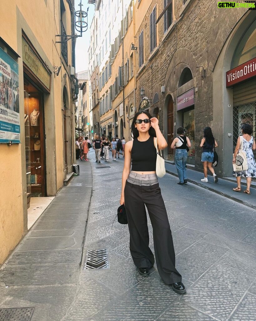 Maudy Ayunda Instagram - Florentine weekend part 1 Check out a map of Indonesia as the Medicis imagined it! Florence, Italy