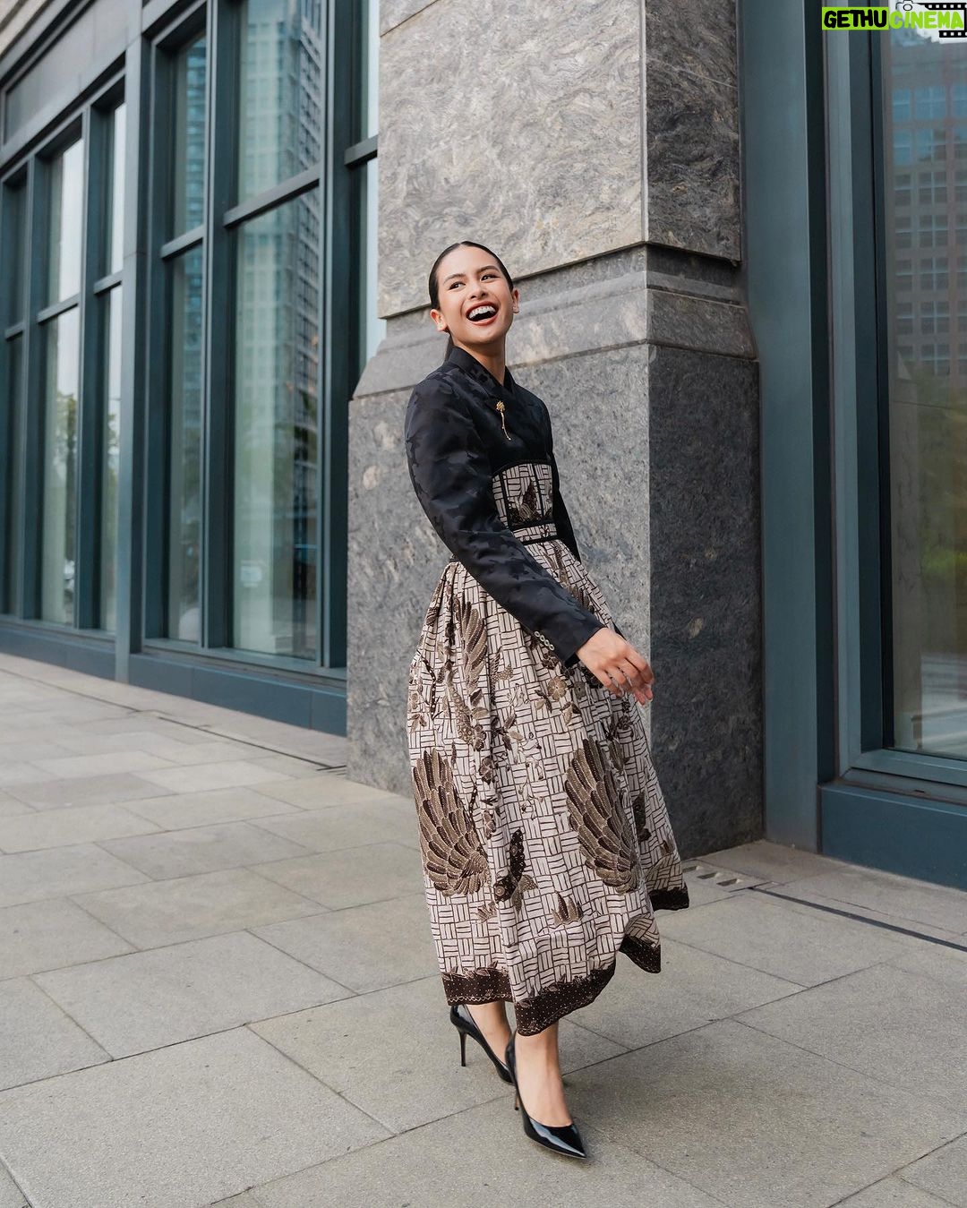Maudy Ayunda Instagram - Right before the ASEAN Business Awards where I had the honor to be contribute as a judge for the youth ASEAN under 40 category. Wearing this amazing contemporary take on Indonesian Batik. Serving hanbok-batik vibes. 🖤 @wilsenwillimofficial @imeldaimew