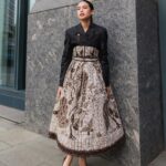 Maudy Ayunda Instagram - Right before the ASEAN Business Awards where I had the honor to be contribute as a judge for the youth ASEAN under 40 category. Wearing this amazing contemporary take on Indonesian Batik. Serving hanbok-batik vibes. 🖤 @wilsenwillimofficial @imeldaimew