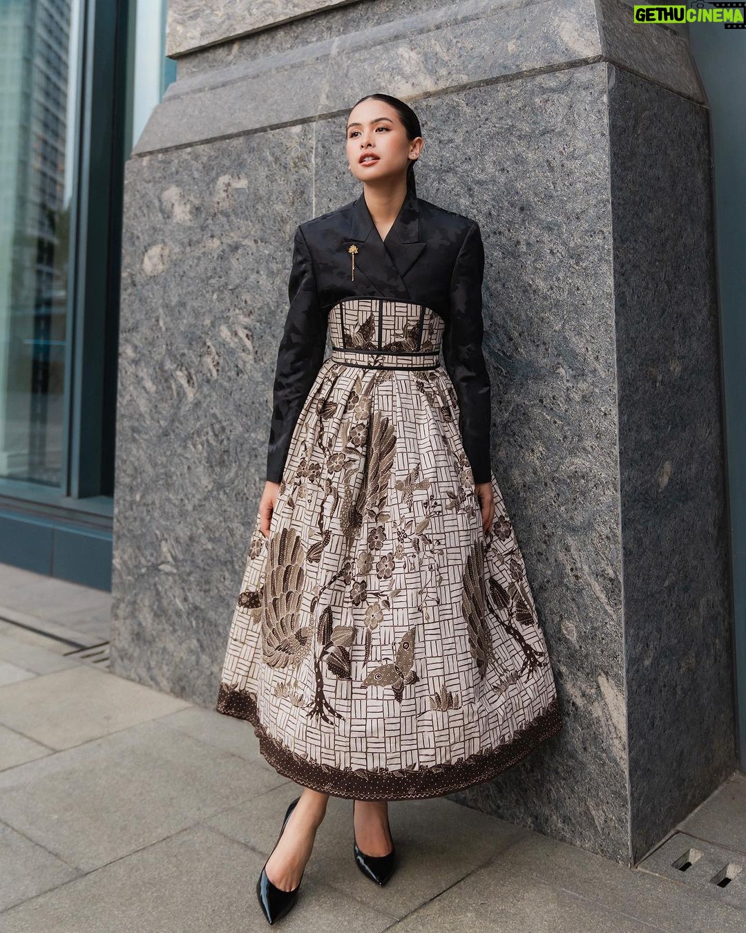 Maudy Ayunda Instagram - Right before the ASEAN Business Awards where I had the honor to be contribute as a judge for the youth ASEAN under 40 category. Wearing this amazing contemporary take on Indonesian Batik. Serving hanbok-batik vibes. 🖤 @wilsenwillimofficial @imeldaimew