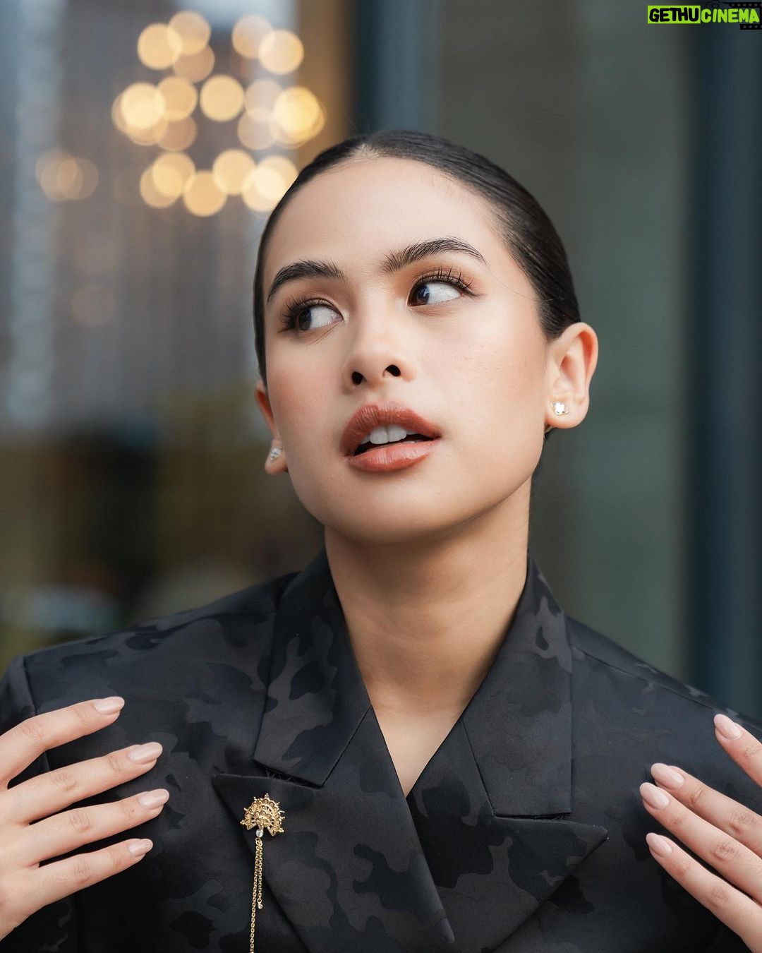Maudy Ayunda Instagram - Right before the ASEAN Business Awards where I had the honor to be contribute as a judge for the youth ASEAN under 40 category. Wearing this amazing contemporary take on Indonesian Batik. Serving hanbok-batik vibes. 🖤 @wilsenwillimofficial @imeldaimew