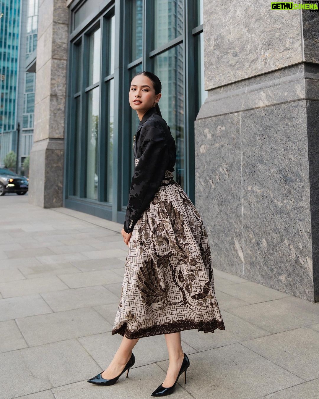 Maudy Ayunda Instagram - Right before the ASEAN Business Awards where I had the honor to be contribute as a judge for the youth ASEAN under 40 category. Wearing this amazing contemporary take on Indonesian Batik. Serving hanbok-batik vibes. 🖤 @wilsenwillimofficial @imeldaimew