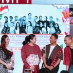 Maudy Ayunda Instagram - Last week’s fun conversations at @cimb_niaga Kejar Mimpi Action Nation! ❤️ Aku sering bgt denger salah satu kekhawatiran anak muda sekarang itu tentang mencari passion. Kemarin aku cerita, menurutku passion itu bukan sesuatu yg lagi “ngumpet” dan harus ditemuin. Tp lebih ke sesuatu yang perlu kita bangun dan prosesnya membutuhkan waktu dan kesabaran. The most important thing is to find the balance between exploring and sticking to those things to see where they may lead you. :)